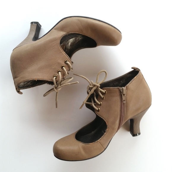 Jeffrey Campbell Shoes - Jeffery Campbell Taupe Kitten Oxford Heels 5.5
